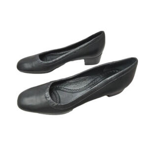 Trotters Black Chunky Heel Round Toe